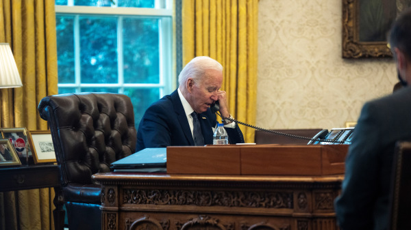 2021年12月9日，拜登（Biden）在华盛顿特区白宫椭圆形办公室与乌克兰总统沃洛德米尔・泽伦斯基（Volodymyr Zelensky）通电话。（图片来源：Doug Mills-Pool/Getty Images）