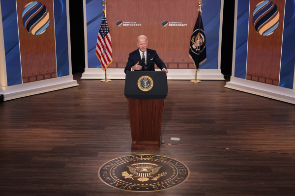 2021年12月10日，美国总统拜登对在虚拟网络上召开的全球民主峰会发表闭幕讲话。（图片来源：Chip Somodevilla/Getty Images）