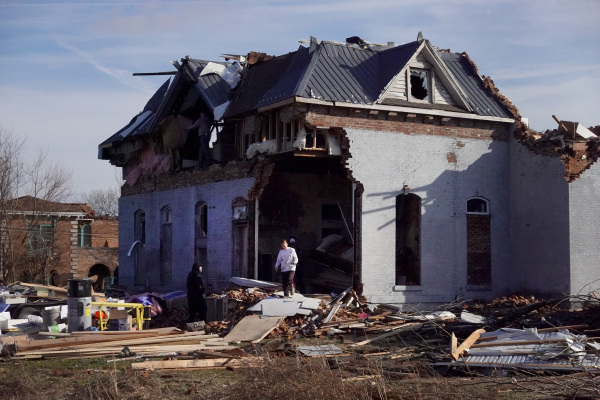 2021年12月11日，美国肯塔基州梅菲尔德（Mayfield）市，一夜龙卷风过后，很多建筑和居民住房被毁。（图片来源：Scott Olson/Getty Images）