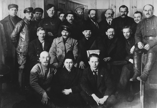 1919年3月23日在莫斯科举行的俄共第八次代表大会上，产生了19人组成的中央委员会。