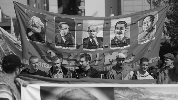 2013年5月1日的五一劳动节，在德国柏林，一些左翼的共产党支持者举着马克思、恩格斯、列宁、斯大林和毛泽东的肖像游行。
