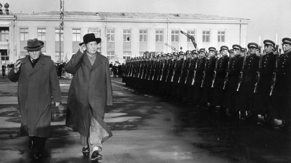 1957年，毛澤東第二次訪蘇，在抵達莫斯科機場時檢閱儀仗隊