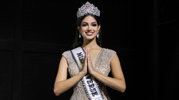 21岁的印度佳丽桑德获得第70届环球小姐后冠，感动落泪。