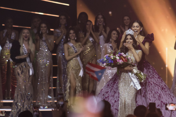 印度佳丽桑德胡击败79名参赛者，获得第70届环球小姐冠军，上一届环球小姐、墨西哥的梅沙（Andrea Meza）为桑德胡戴上后冠。