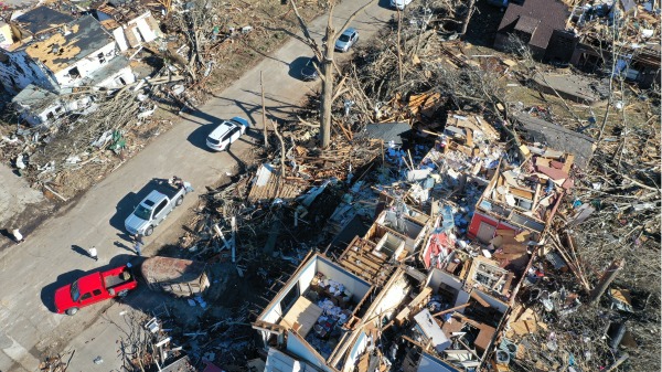2021年12月12日，美国肯塔基州 镇遭遇连串龙卷风袭击，损失惨重。（图片来源：Scott Olson/Getty Images)