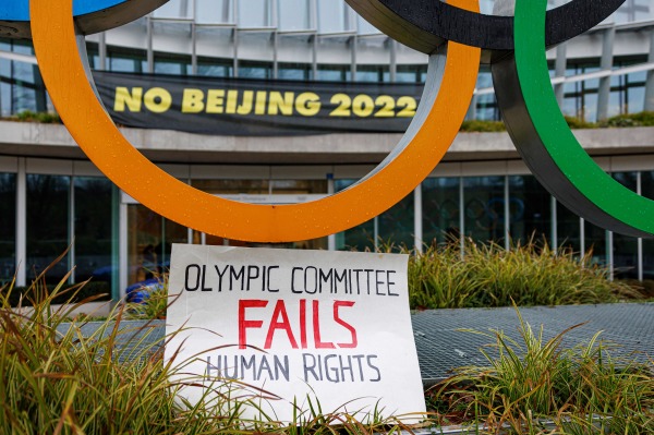 2021年12月11日，抗議者們在瑞士洛桑國際奧委會總部入口處擺放的標語牌，指責國際奧委會在保護人權方面失職。