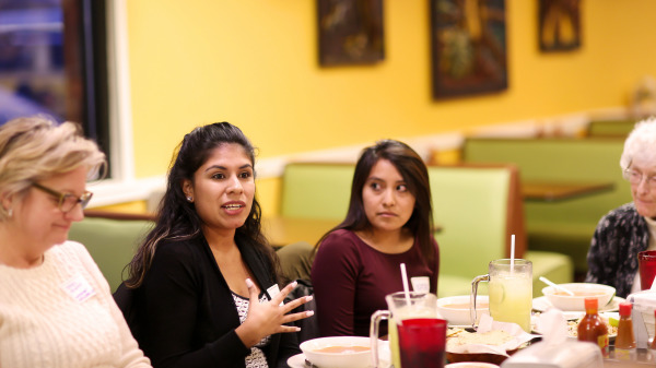 美国印第安纳州的西班牙裔选民在晚餐会上发言