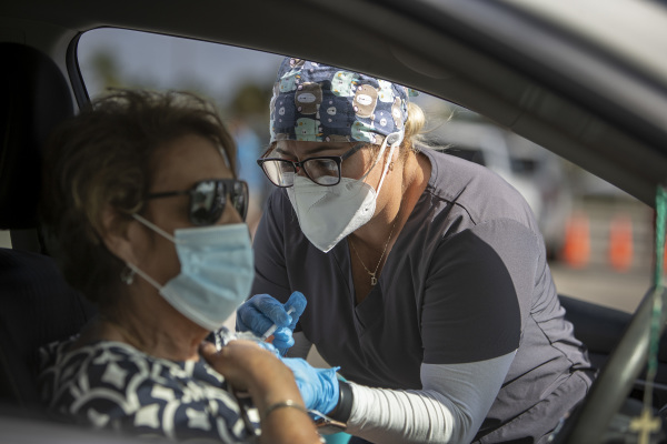 图为2021年12月16日，美国佛罗里达州迈阿密的一处新冠病毒疫苗接种点，可以为开车通过的人们接种疫苗。（图片来源：Joe Raedle/Getty Images）