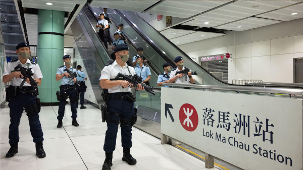 17日，警方派出警员手持长枪，带同警犬到票站外巡逻。（图片来源：香港警察）