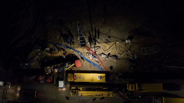 12月17日，山西省孝义市煤矿透水事故致两人死亡，孝义市市委书记和市长被双双免职。图为2021年12月16日， 孝义市煤矿救援现场。（STR/CNS/AFP via Getty Images）