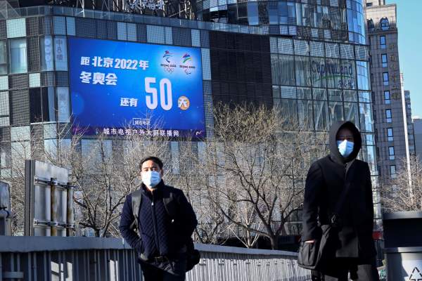 2021年12月16日，北京一家购物中心外，户外屏幕显示距离2022年北京冬奥会开幕还有“50天”。（图片来源：JADE GAO/AFP via Getty Images）