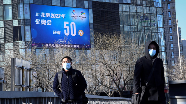 2021年12月16日，北京一家购物中心外，户外屏幕显示距离2022年北京冬奥会开幕还有“50天”