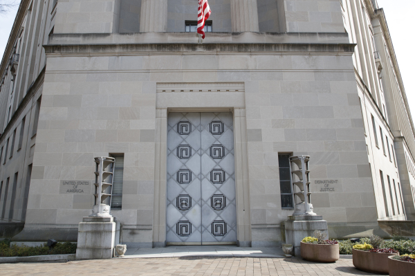 位于华盛顿DC宪法大道上的美国司法部大楼外景。（图片来源：Tom Brenner/Getty Images）