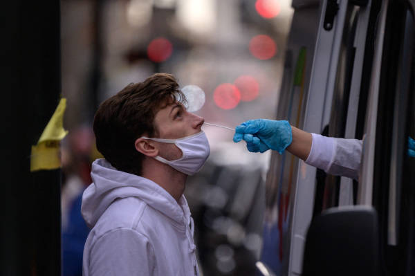图为2021年12月17日，纽约街头的一个新冠病毒（Covid-19）检测点在提供鼻拭子检测。（图片来源：ED JONES/AFP via Getty Images）