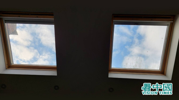 每天仰望民宿屋顶的两个大天窗，坐看白云飘过。（图片来源：作者提供）