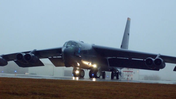 美国空军第五轰炸机联队的一架B-52H 正准备起飞。