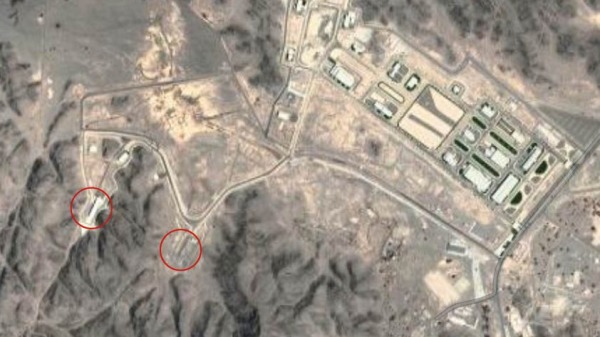 沙特彈道導彈製造場地：緯24.21東經44.69附近。左側圓圈是固體燃料發動機水平測試臺；右側圓圈是剩餘固體燃料的燃燒坑。