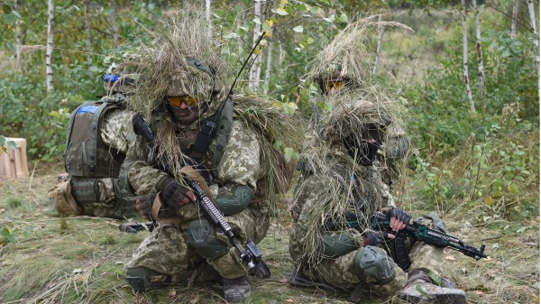 2021年9月24日，乌克兰军人在离利沃夫不远的地方参加了与美国和其他北约国家的联合快速三叉戟军事演习。（YURIY DYACHYSHYN/AFP via Getty Images）