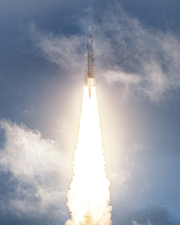 2021年12月25日，世界上最強大的太空望遠鏡“韋伯”乘坐阿麗亞娜5號火箭，從南美洲東北海岸的法屬圭亞那起飛升空。（圖片來源：Chris Gunn/NASA via Getty Images）
