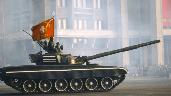 1983年11月7日，苏军坦克开进莫斯科红场，以庆祝十月革命66周年。旗子上的CCCP，是俄文“苏联”的字母缩写。