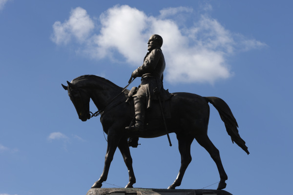圖為2021年9月7日，位於美國弗吉尼亞州首府里士滿的著名南方邦聯將領羅伯特．李將軍（Gen.Robert E.Lee）的騎馬雕像在被拆除前一天的最後留影。（圖片來源：Alex Wong/Getty Images）
