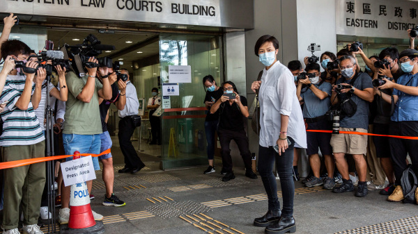 2021年8月5日，香港歌星何韵诗来到香港东区法院支持另一位被捕歌手黄耀明。