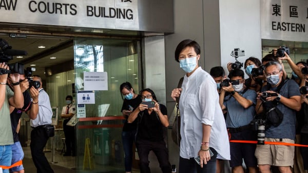 2021年8月5日，香港歌星何韵诗来到香港东区法院支持另一位被捕歌手黄耀明。（图片来源：ISAAC LAWRENCE/AFP via Getty Images）