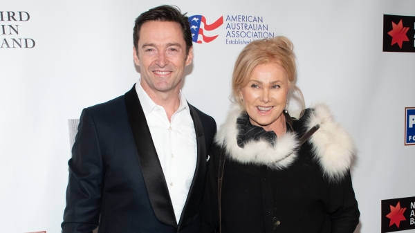 休杰克曼（Hugh Jackman）与妻子黛博拉-李佛尼斯（Deborra-Lee Furness）于 2019 年 1 月 31 日在纽约市的 Skylight Modern 参加 2019 年美国澳大利亚艺术奖
