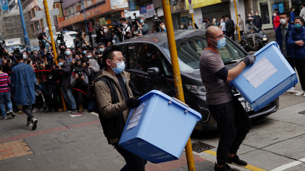 12月29日，香港国安处警员到位于观塘的立场新闻办公室搜查，并捡走数箱物品。（图片来源：Getty Images）