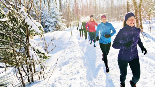 冬天跑步能锻练心脏，消除瘀血现象。