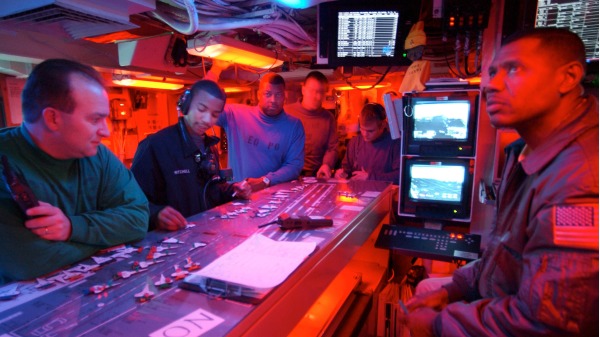 2003 年 2 月 28 日,在地中海的杜鲁门号航空母舰上的海上指挥“夜间发射和恢复操作期间飞行甲板控制演变”的水手。(图片来源：Michael W. Pendergrass/U.S. Navy/Getty Images)