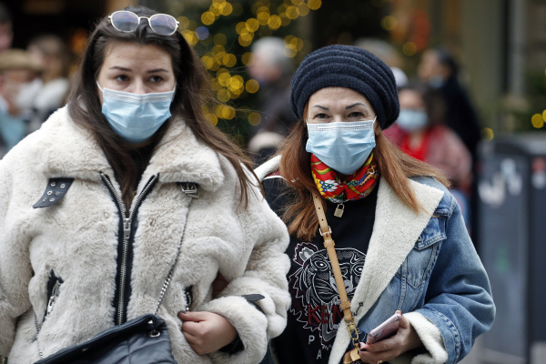 2021年12月16日，法国巴黎街头戴着口罩的民众。