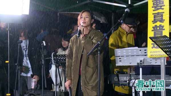 香港歌手何韵诗被捕后36小时获准保释。她向外界报平安，表示周日的音乐会将如期举行。资料图片。（图片来源：庞大卫/看中国）