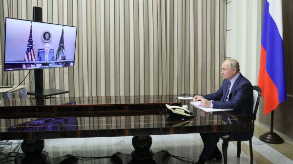 图为2021年12月7日，俄罗斯总统普京在黑海度假胜地索契（Sochi）与美国总统拜登举行视频通话。