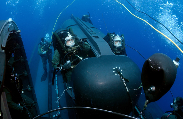 美海豹突击队使用特种微型潜艇进行侦查训练