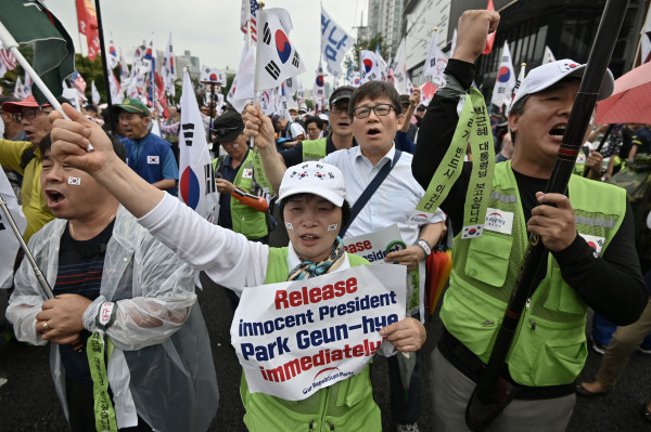 2019年8月29日，韩国前总统朴槿惠的支持者在首尔最高法院外抗议要求她出狱。