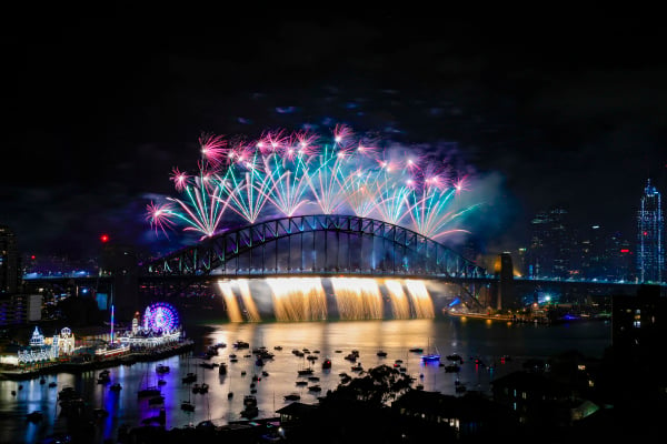 2022年1月1日，澳大利亚悉尼举行的新年前夜庆祝活动期间，烟花照亮了悉尼海港大桥上空。