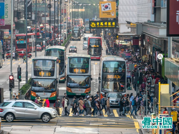 2022年1月1日起，香港巴士等公共交通和电费、快餐厅等都会加价。（图片来源：庞大卫/看中国）