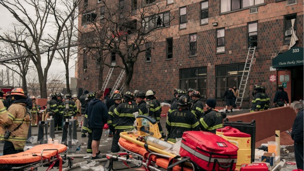 2022年1月9日，19人在纽约公寓楼大火中丧生，50人受伤。（图片来源：Scott Heins/Getty Images）