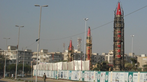 2008年在卡拉奇举办的IDEAS展览会上，高里1（Ghauri-I）导弹（右一）安装在发射装置中。