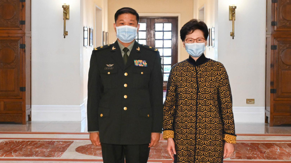 2022年1月10日，行政长官林郑与驻港部队司令彭京堂会面。（图片来源：香港政府新闻处）
