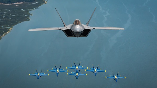 2019年4月25日F-22戰機在南卡州博福特上空飛越美國海軍藍天使隊標誌性的鑽石編隊。