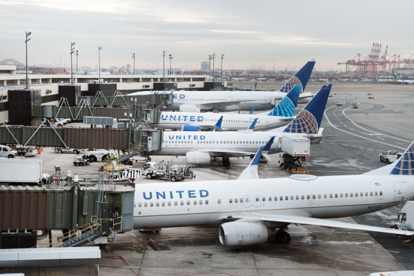 圖為2021 年 11 月 30 日，美國聯合航空公司的飛機停在新澤西州紐瓦克（Newark）的紐瓦克自由國際機場的跑道上。 （圖片來源：Spencer Platt/Getty Images）