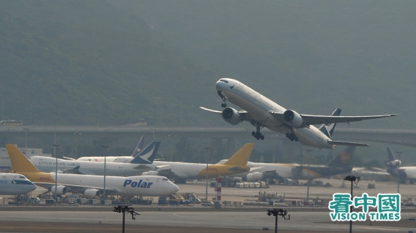 香港时评人吴志森直言，香港的航空枢纽地位已经“明明白白、清清楚楚、确确实实”地被新加坡取代，而且一去不复返。图为飞机从香港国际机场起飞。（摄影：庞大卫/看中国）