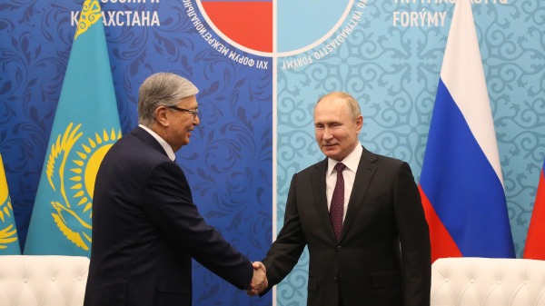 俄罗斯总统普京与哈萨克斯坦总统托卡耶夫握手