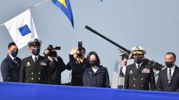 蔡英文总统赴海军左营基地来主持“第一、二布雷艇中队成军典礼”。