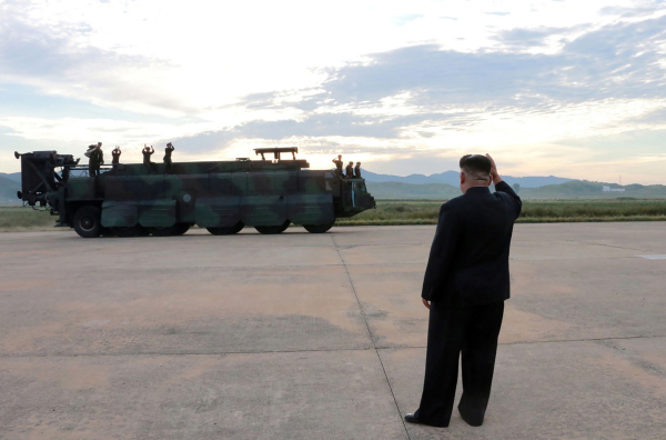 朝鲜金正恩正在视察中远程战略弹道火箭 Hwasong-12 的发射演习。