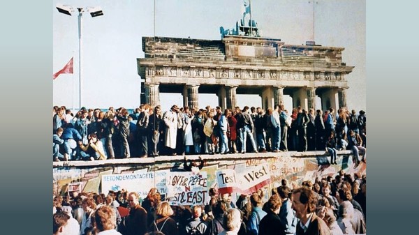 1989年11月9日，柏林墻倒塌了