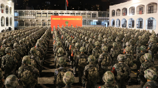 圖為2021年8月25日，中共駐香港部隊進行第二十四次輪換。（圖片來源：香港政府新聞網）