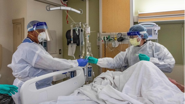 2022年1月11日，美國麻州的一家醫療中心，護士在為一位COVID-19患者護理。（圖片來源：JOSEPH PREZIOSO/AFP via Getty Images)